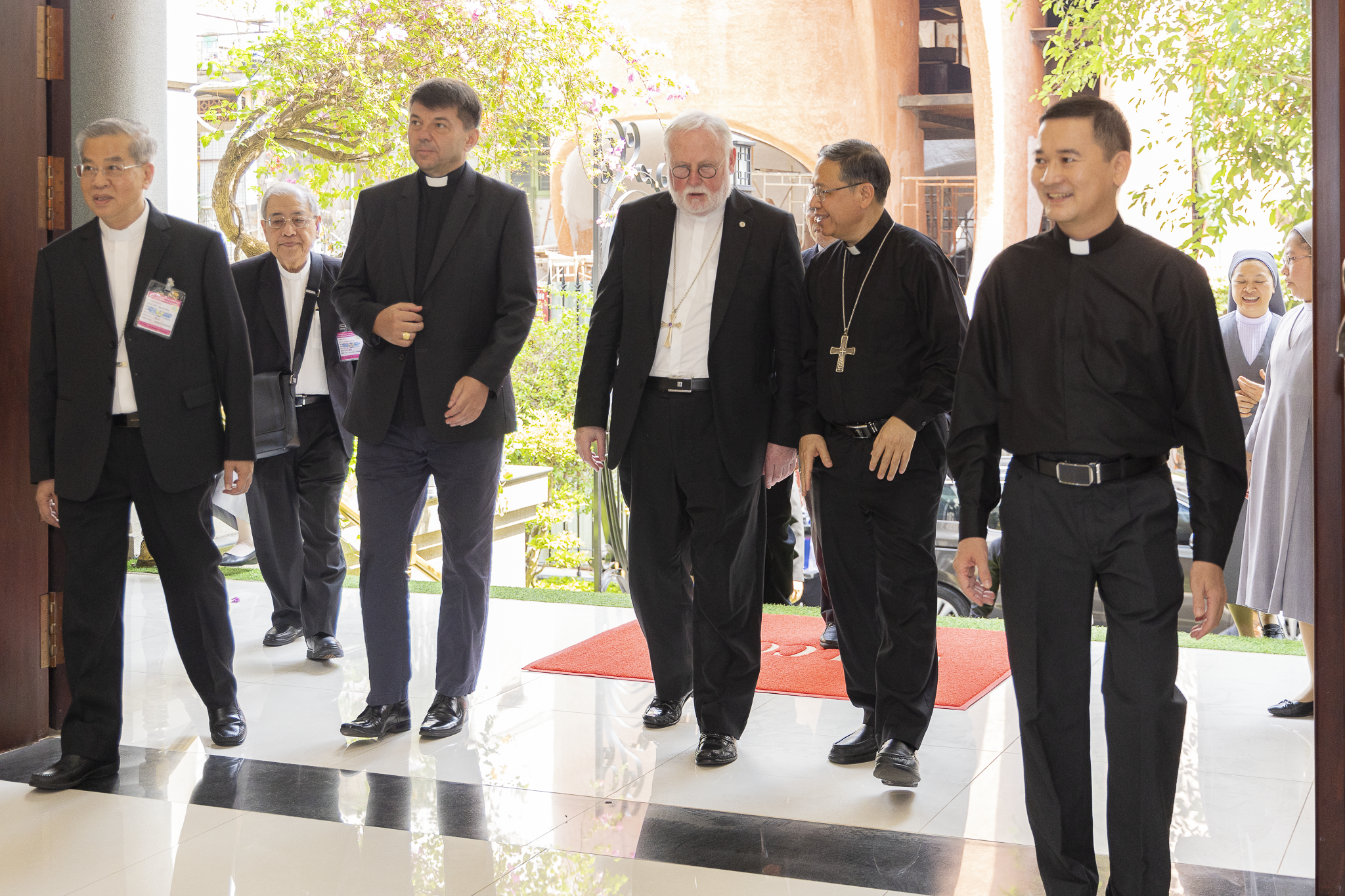 Đức Tổng Giám mục Paul Richard Gallagher đến văn phòng HĐGMVN